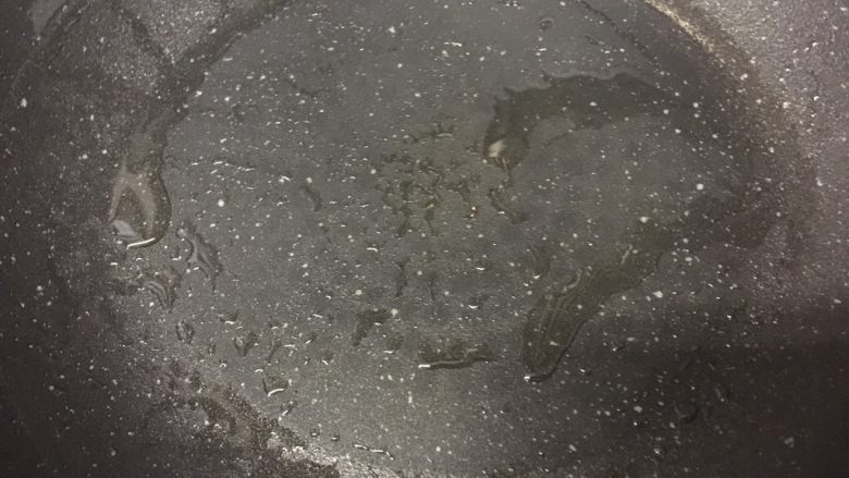 腊肠粒黄金炒饭,锅里的油不倒掉,留着,开中小火