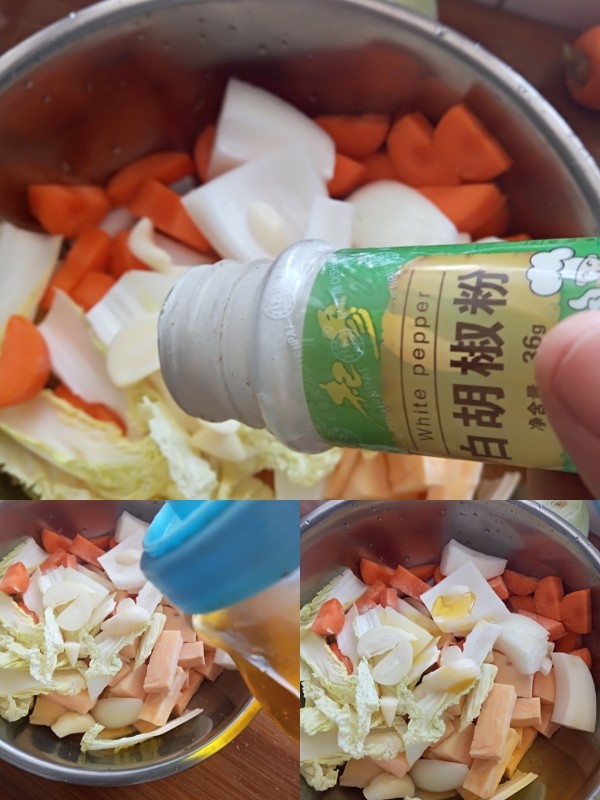 吃鸡无水鸡翅焖锅,切好的蔬菜加上蒜片,撒上几滴油,撒上胡椒粉,拌匀备用