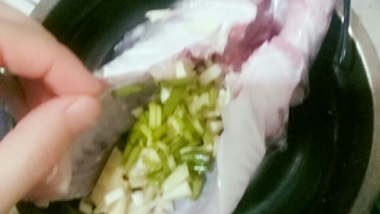 清蒸黔鱼,鱼上撒切好的佐料碎,封面那么放就行
