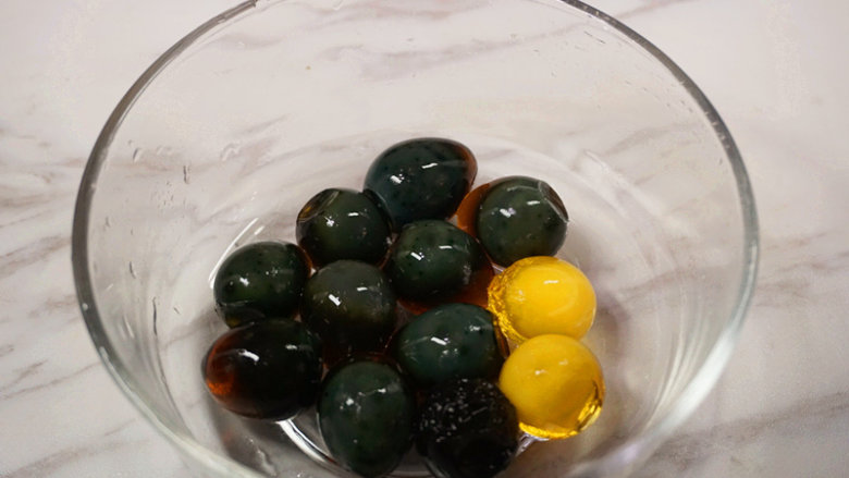 怪味小皮蛋,将皮蛋剥去外壳,用清水冲洗干净放入碗内待用