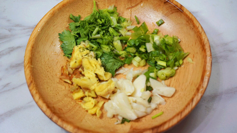 怪味小皮蛋,酸萝卜切碎,可以丰富成菜的口感
叨叨叨:酸萝卜最好选择跳水萝卜,刚刚腌制时间不长,清脆爽口,菜菜屋家里没有跳水萝卜,只能用老酸萝卜替代了,除了口感酸一点,也没有什么差别啦