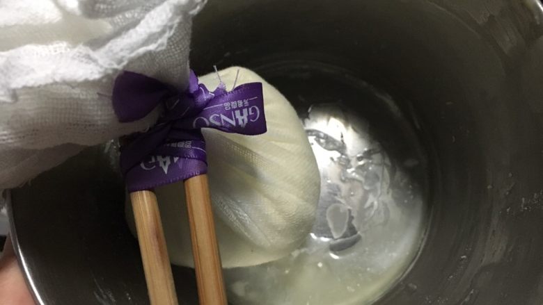 马斯卡彭奶酪,经过24小时以上,沥出乳清即可,再久一些的话,奶酪会更干