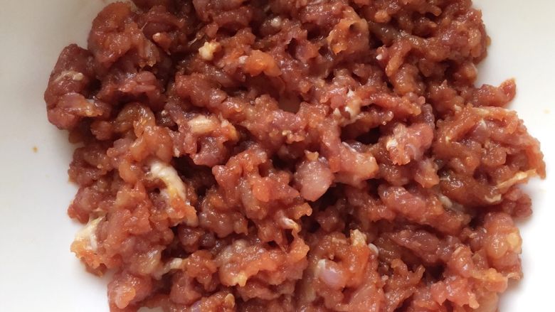 香煎藕饼,搅拌均匀,腌制一会至其入味。