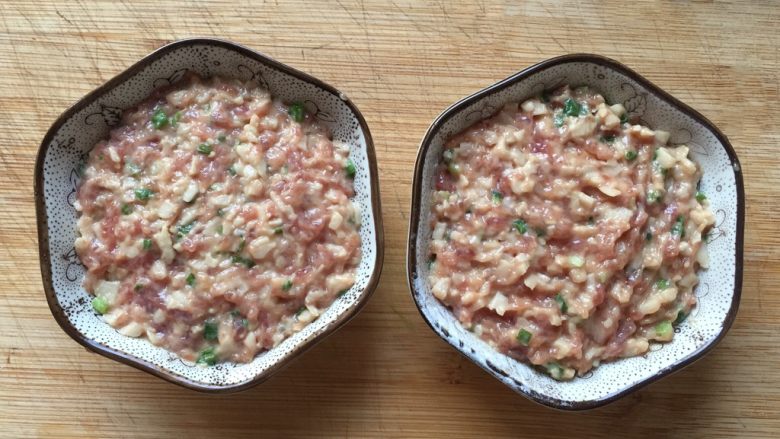 香煎藕饼,取适量饼料放入小蝶中,轻轻按压一下