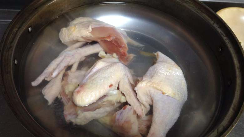 黄芪红枣土鸡汤,鸡肉冷水入锅烧开,同时汤煲加水烧开