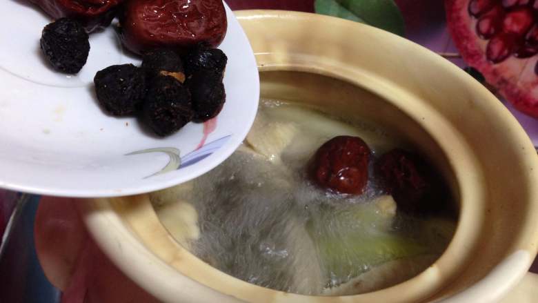 黄芪红枣土鸡汤,加入红枣、桂圆、<a style='color:red;display:inline-block;' href='/shicai/ 134296'>白胡椒粉</a>,转中小火加盖开始煲制