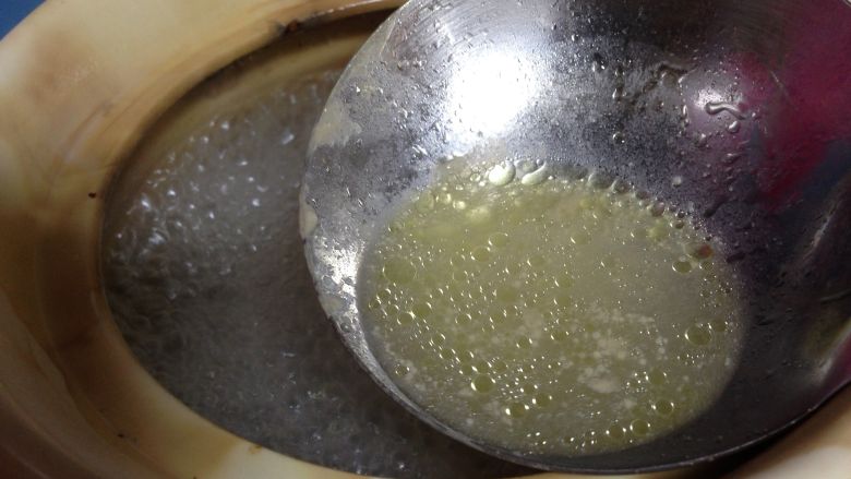 黄芪红枣土鸡汤,我不喜欢油脂,中途撇去了,不在乎油脂的可以省略此步