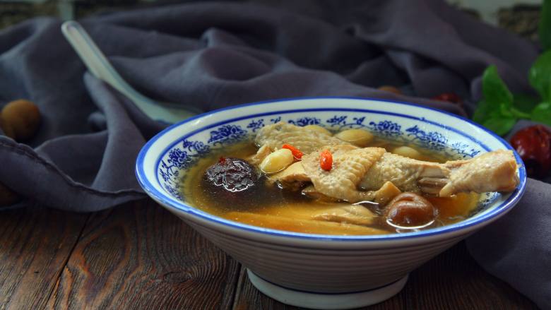 黄芪红枣土鸡汤,汤鲜味美,营养丰富