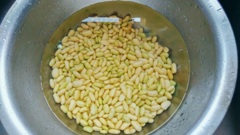 黄豆炖猪蹄,我是冰箱冷冻保存的<a style='color:red;display:inline-block;' href='/shicai/ 3603'>黄豆</a>,先泡水解冻。
