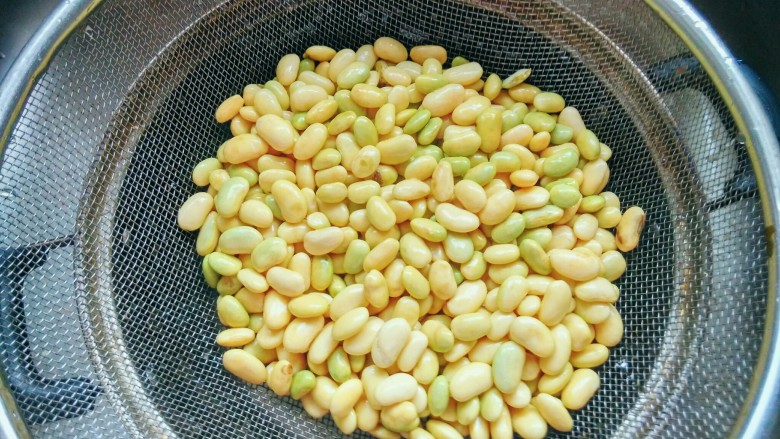 黄豆炖猪蹄,倒入漏盆,沥干水份。