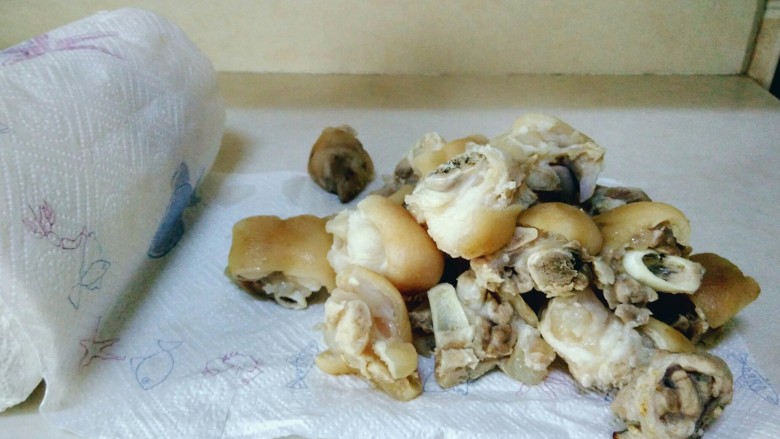 黄豆炖猪蹄,将猪蹄放厨房用纸上,吸干水份备用。