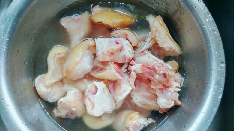 黄豆炖猪蹄,猪蹄也是冷冻室拿出,是已经刮洗干净了的,先泡凉水解冻。