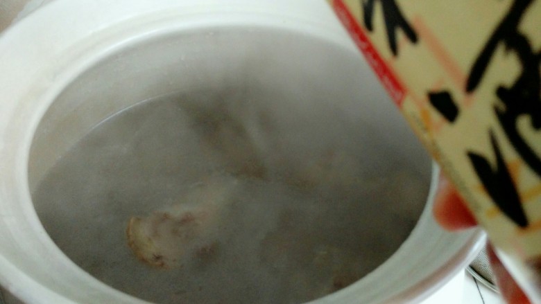 黄豆炖猪蹄,倒入炸好的猪蹄,加入大半锅开水,加入30克<a style='color:red;display:inline-block;' href='/shicai/ 718'>料酒</a>。