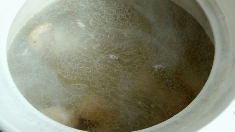黄豆炖猪蹄,大火烧开,转中小火煮一小时。注意,炖煮全程不要盖盖子。