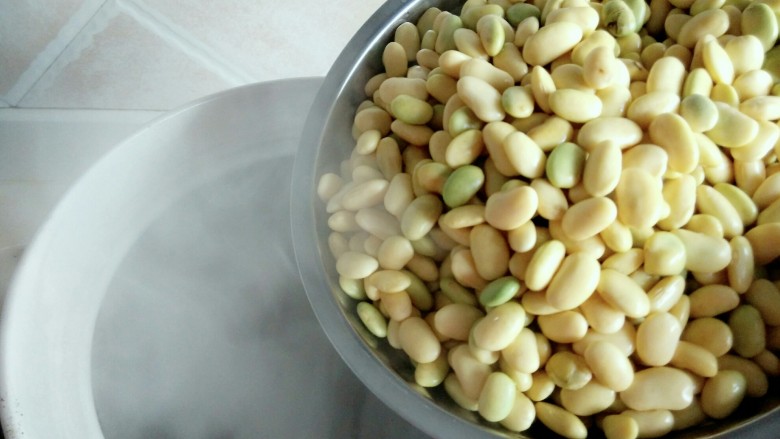黄豆炖猪蹄,倒入黄豆,继续中小火炖煮一小时。