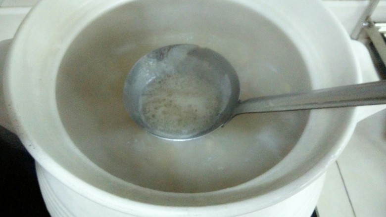 黄豆炖猪蹄,一小时后,汤汁减少一半,撇去浮沫和部分油汁。