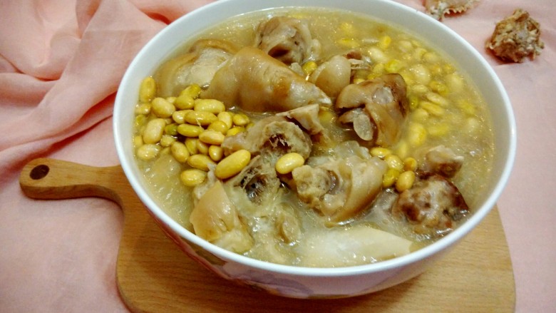 黄豆炖猪蹄,出锅装汤碗,秋风瑟瑟的天,喝一碗热乎乎的猪蹄黄豆汤,暖胃又暖心噢。