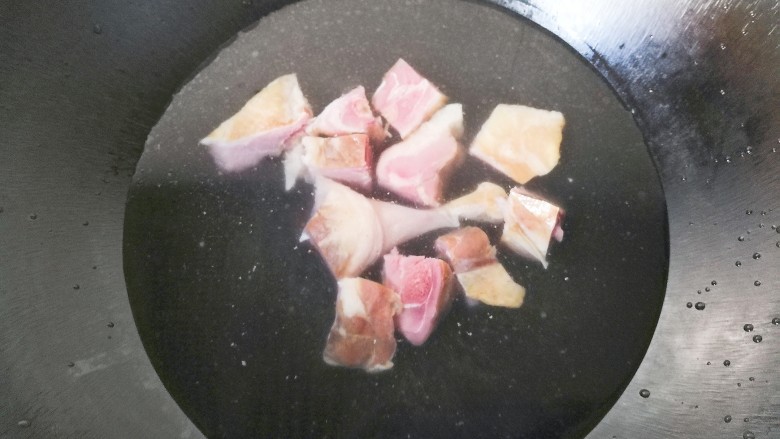 腊鸭焖莲藕,然后放入锅中焯水,大火烧开就行;