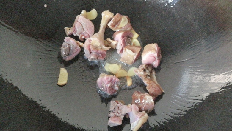 腊鸭焖莲藕,加入腊鸭块,再调入少许<a style='color:red;display:inline-block;' href='/shicai/ 718'>料酒</a>翻炒一下;