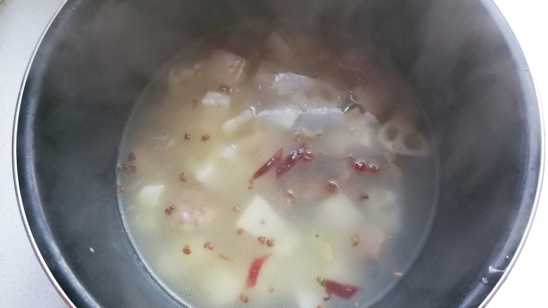 腊鸭焖莲藕,烧开后倒入高压锅内,按排骨健压制12分钟即好;