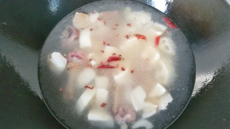 腊鸭焖莲藕,加水没过肉面,大火烧开;