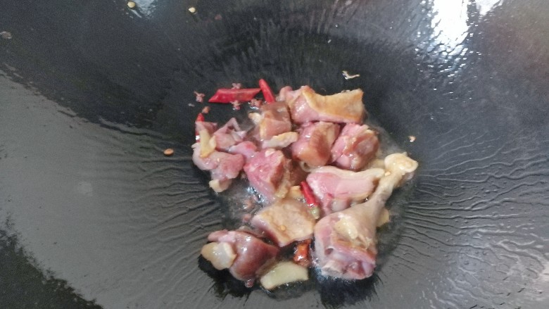 腊鸭焖莲藕,再加入花椒和干红辣椒继续翻炒一会儿,炒至腊鸭块肉质变紧出油即可;