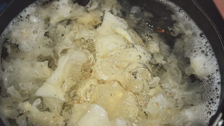 冰糖雪梨,水开后将雪梨,银耳以及百合放入中火煮上半小时。