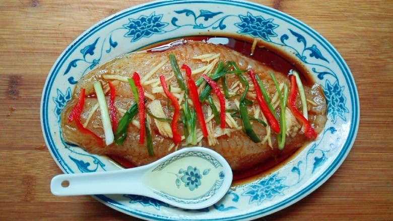 黑~红椒巴沙鱼柳,淋两勺食用油,淋油使鱼表面在蒸的时候有一层保护膜,水分包在里面,鱼肉口感嫩嫩的