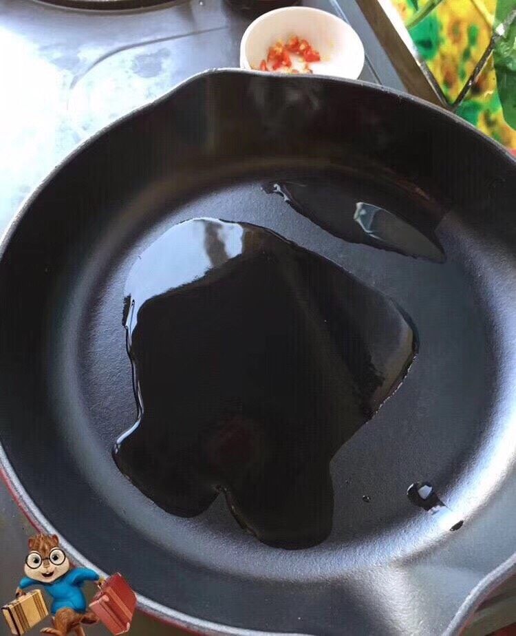 生姜爆炒牛肉,热锅放油，蒜头生姜爆炒，放入牛肉中火炒至变色加入耗油，生抽