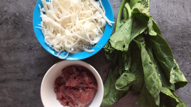 潮汕美食～牛肉粿条,所需食材:<a style='color:red;display:inline-block;' href='/shicai/ 139'>芥蓝</a>4棵、荷粉400g、新鲜<a style='color:red;display:inline-block;' href='/shicai/ 216'>牛肉</a>150g、<a style='color:red;display:inline-block;' href='/shicai/ 787'>沙茶酱</a>1勺、<a style='color:red;display:inline-block;' href='/shicai/ 852'>辣椒油</a>半勺、盐适量、<a style='color:red;display:inline-block;' href='/shicai/ 717'>味精</a>少许、<a style='color:red;display:inline-block;' href='/shicai/ 714'>鱼露</a>少许、<a style='color:red;display:inline-block;' href='/shicai/ 125'>芹菜</a>1棵、淀粉适量、<a style='color:red;display:inline-block;' href='/shicai/ 406'>猪油</a>适量