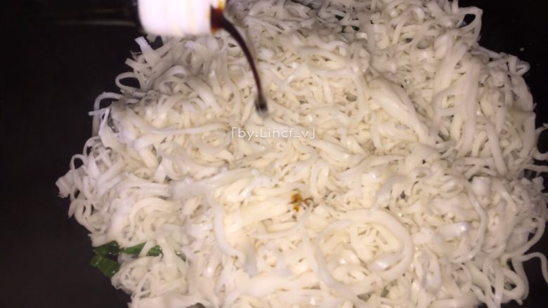 潮汕美食~牛肉粿条,加入生抽翻炒均匀