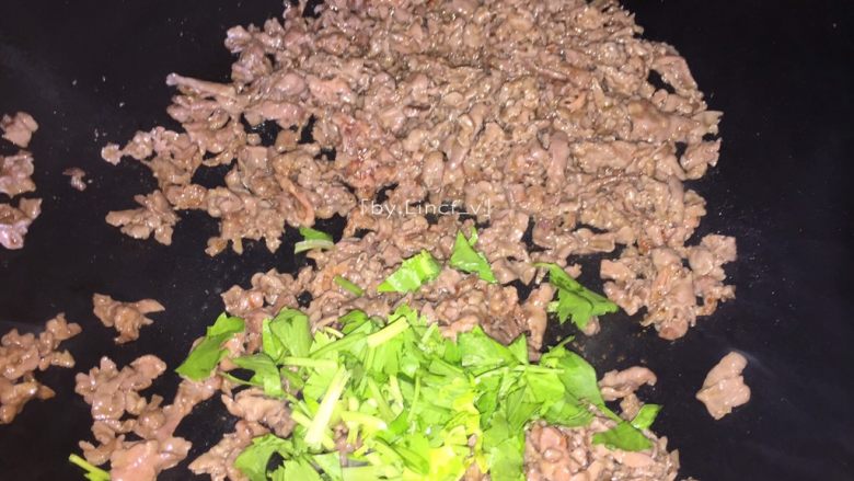 潮汕美食~牛肉粿条,加入芹菜快速翻炒出锅