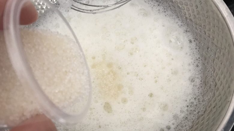 #家有烤箱#仿五花肉蛋糕,打发至鱼泡眼状加入第一次糖(100g糖分三次加入)