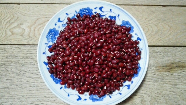 桂香豆沙三角包,<a style='color:red;display:inline-block;' href='/shicai/ 3607'>红豆</a>挑去杂质,清洗干净,清水泡发一夜