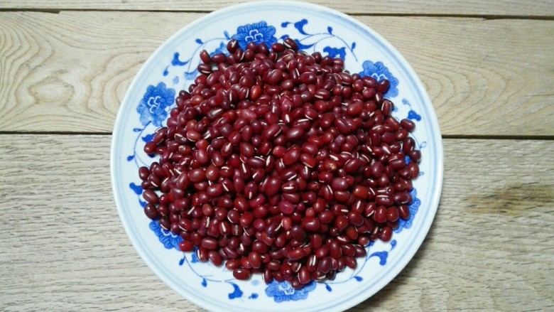 桂香豆沙三角包,<a style='color:red;display:inline-block;' href='/shicai/ 3607'>红豆</a>挑去杂质，清洗干净，清水泡发一夜