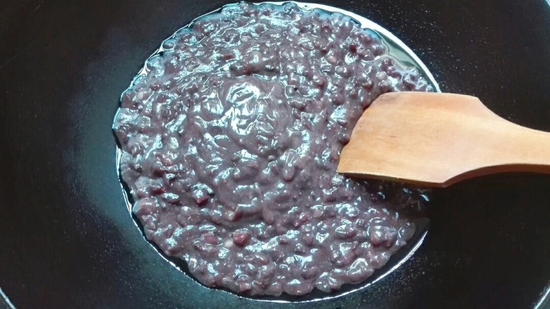 桂香豆沙三角包,炒锅放一勺油,豆沙放进,中火炒
