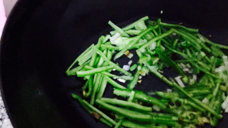 酸辣土豆丝,倒入辣椒炒均匀。