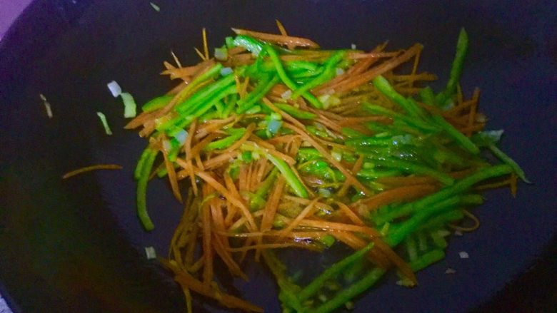 酸辣土豆丝,加红椒适量胡萝卜丝。