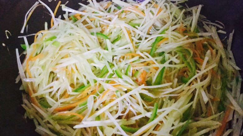 酸辣土豆丝,加入米醋，盐，<a style='color:red;display:inline-block;' href='/shicai/ 717'>味精</a>，炒均匀出锅。