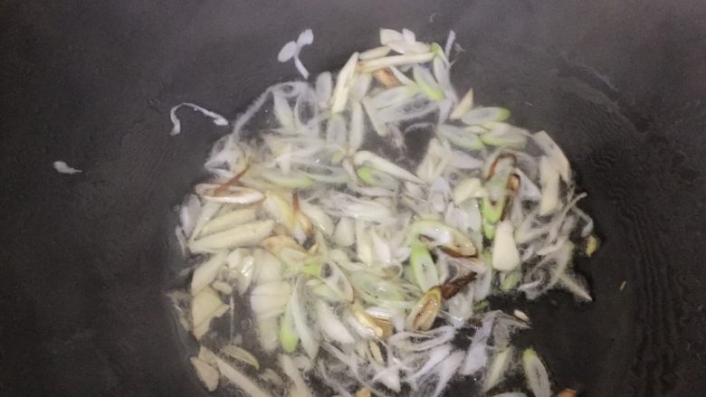 酸辣土豆丝,葱姜蒜炒香。