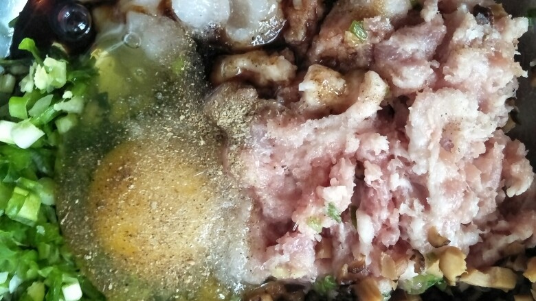 猪肉虾仁香菇馅,加盐，<a style='color:red;display:inline-block;' href='/shicai/ 717'>味精</a>，<a style='color:red;display:inline-block;' href='/shicai/ 720'>胡椒粉</a>，<a style='color:red;display:inline-block;' href='/shicai/ 788'>生抽</a>