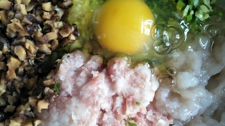 猪肉虾仁香菇馅,磕入1个<a style='color:red;display:inline-block;' href='/shicai/ 9'>鸡蛋</a>