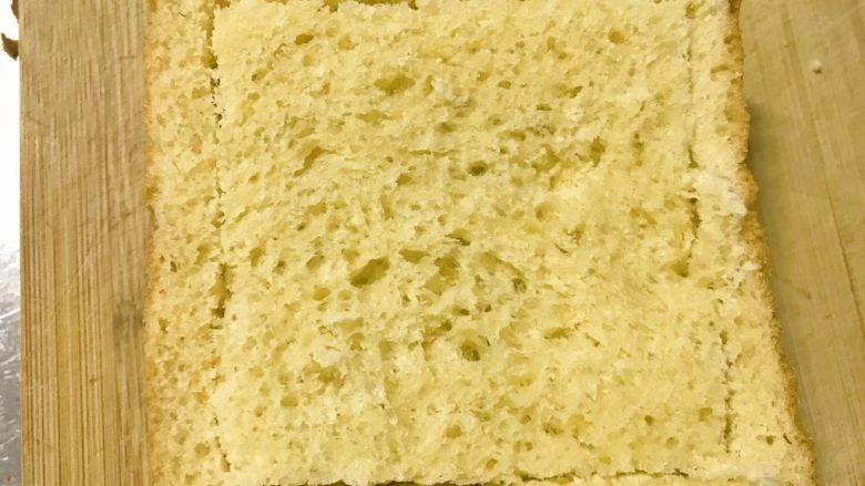 土司还可以这样吃,靠边切3到4CM的厚片,四周用小刀割一下。