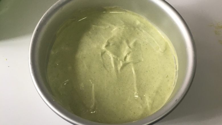 家有烤箱,菠菜戚风蛋糕,14.倒入6寸戚风模具,震两下,把蛋糕糊里德大气泡震出来。
放入预热好的烤箱里,温度调至130度,60分钟。
根据自家烤箱脾气适当调整。