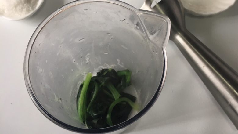 家有烤箱,菠菜戚风蛋糕,2.菠菜洗净,焯水后,放到搅拌机里,加少许水,搅拌成细腻的糊。
水加的越少越好,只需能让机器运转起来就行。