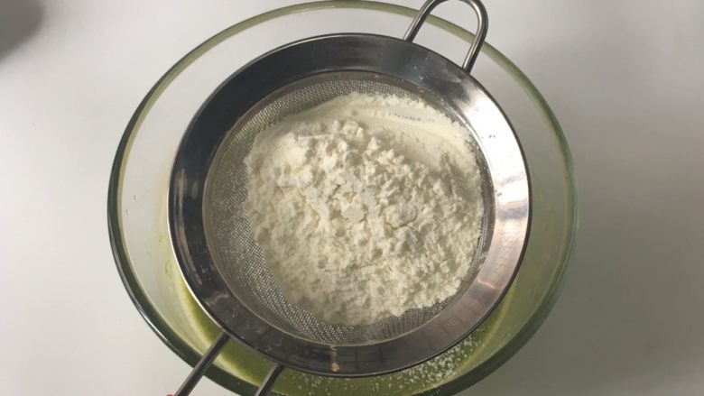 家有烤箱,菠菜戚风蛋糕,筛入40克低筋面粉。