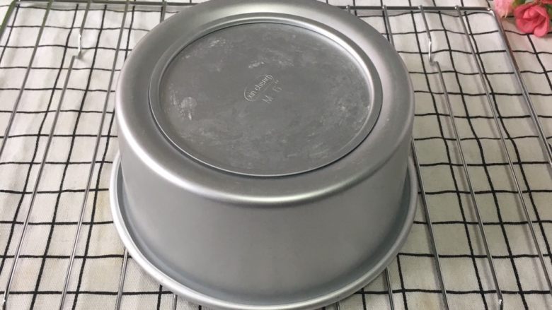家有烤箱,菠菜戚风蛋糕,出烤箱后,提起模具震两下,倒扣晾凉即可。