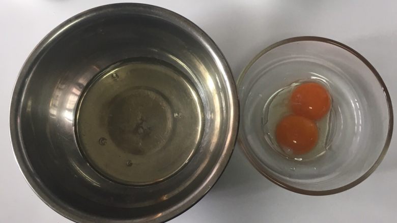 家有烤箱,菠菜戚风蛋糕,4..蛋清蛋黄分离,蛋白装在无油无水的容器里。
