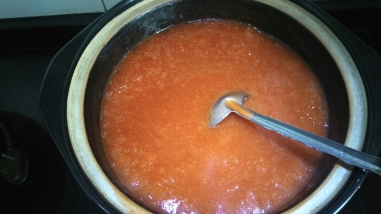山楂果酱,然后小火熬制,熬的过程要不停的用勺子搅动,以免糊锅
