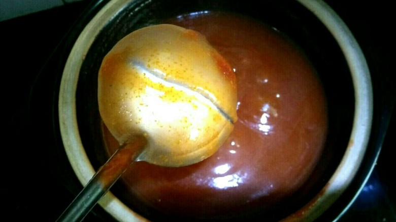山楂果酱,熬到果酱变粘稠,拿起勺子,用筷子划一下粘在勺子上的果酱,痕迹没有任何变化,不消失,果酱就熬制好了